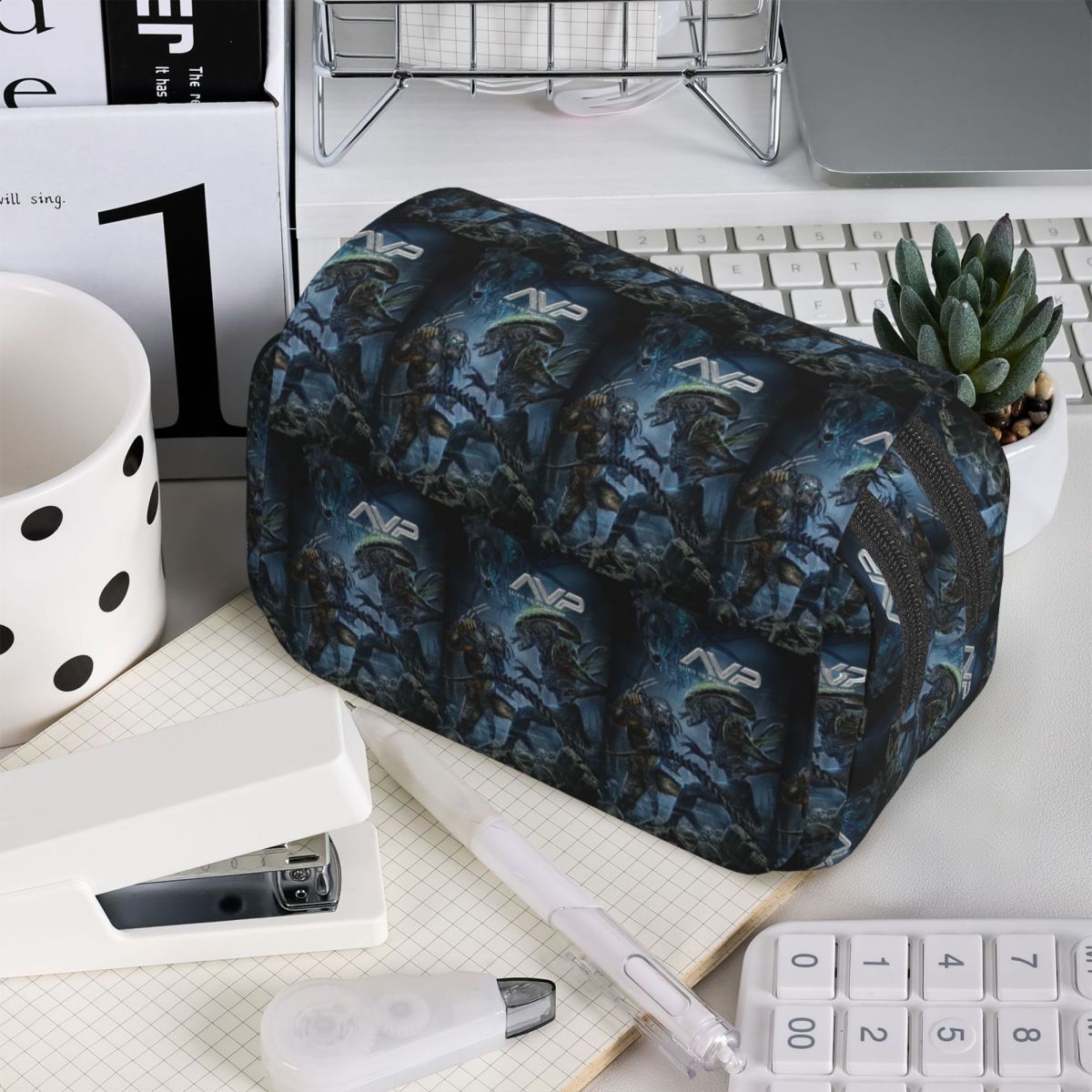 Estuche para lápices Alien Vs  - Office Supply Vs Stationery reseña y precio