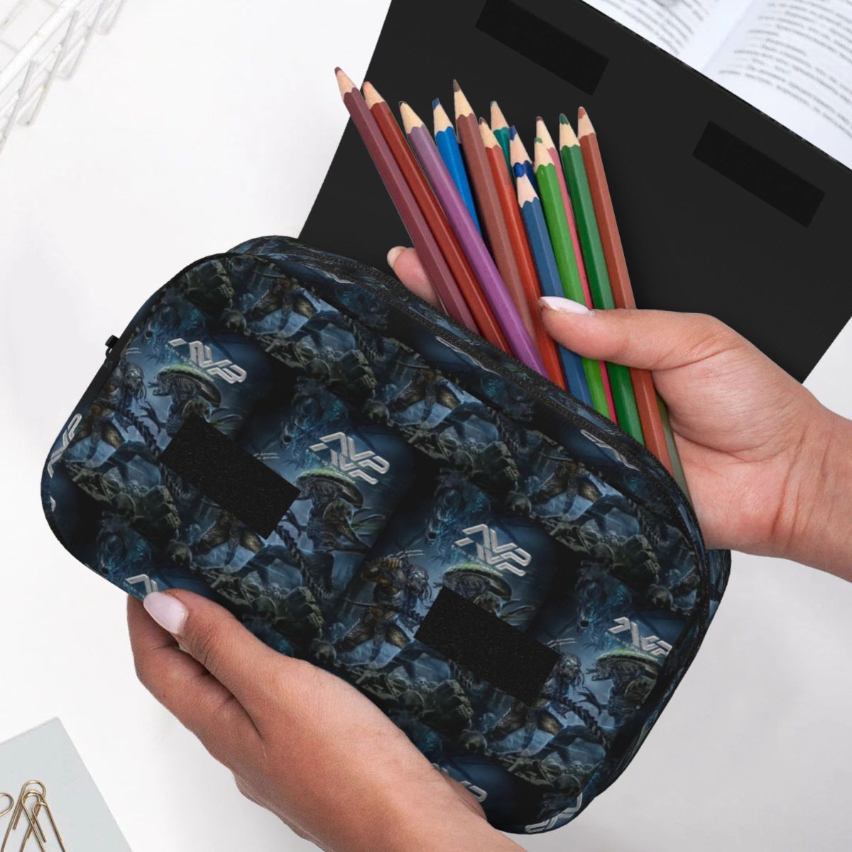 Estuche para lápices Alien Vs  - Office Supply Vs Stationery reseña y precio
